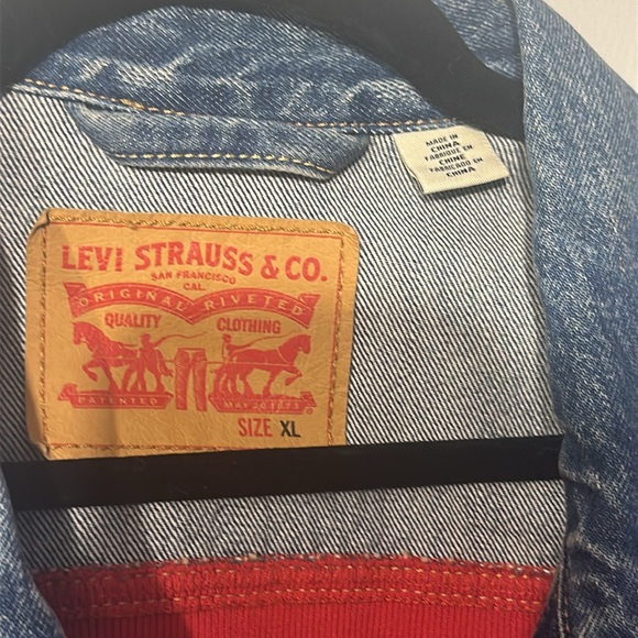 Men’s Vintage Levies Denim Jacket with red and blue stipe across back. Size XL - Picture 2 of 4